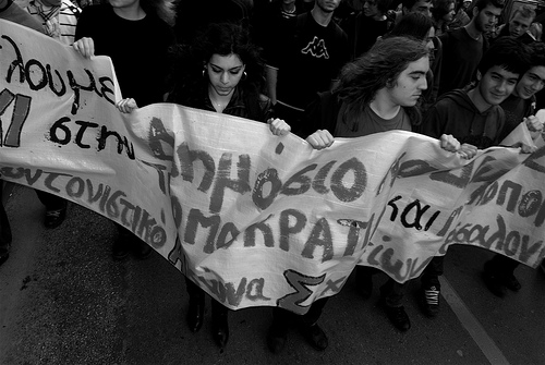 Post image for Greek students seize TV station during live broadcast