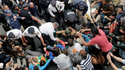 Post image for New York police arrest 500+ protesters on Brooklyn Bridge