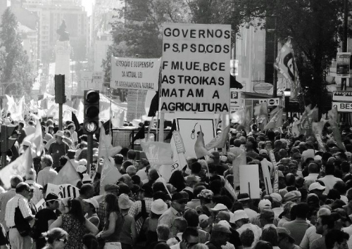 Post image for 100,000 rally against austerity in Portugal — in pictures